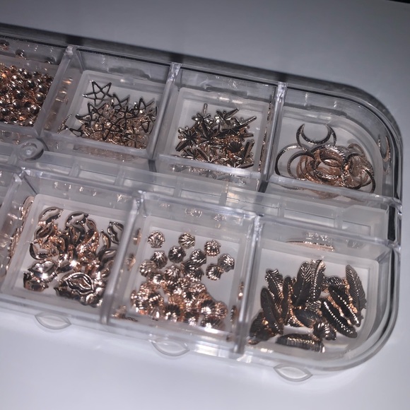 Gold Nail Art Shapes in clear box - Picture 3 of 7